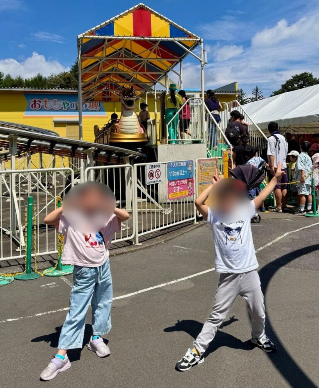 ドラゴンコースターの前で記念撮影する子どもたち