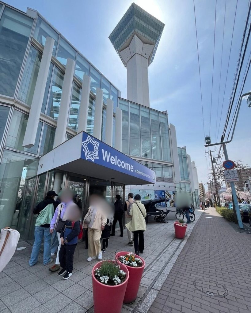 五稜郭タワーの入り口「Welcome to GORYOKAKU TOWER」の看板